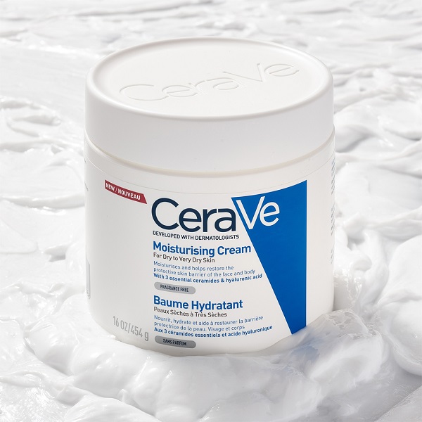 Kem dưỡng ẩm CeraVe là một trong những dòng kem dưỡng ẩm được giới chị em “săn lùng” nhiều nhất. Không chỉ mang đến độ cấp ẩm tốt, còn giúp cho làn da của bạn mềm mịn hơn bao giờ hết. Dưới đây là một số chi tiết về dòng kem dưỡng ẩm này.